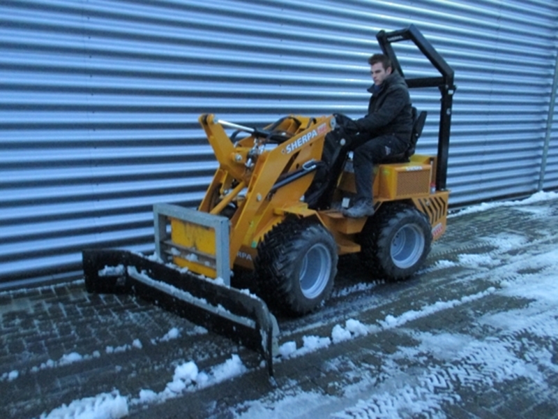 Мини-погрузчик для снега